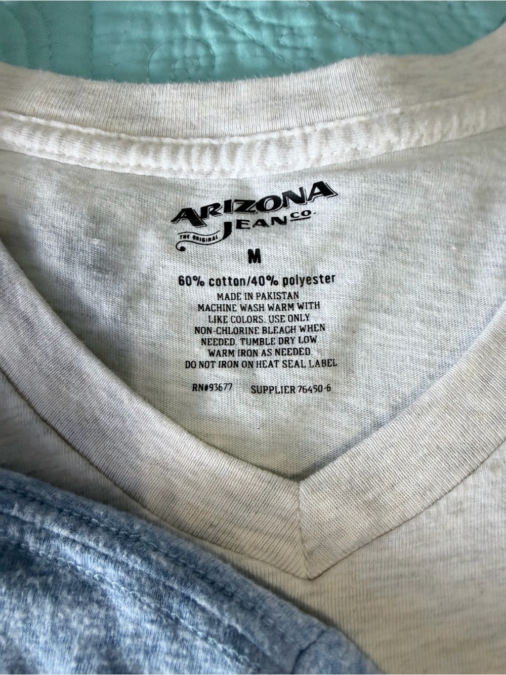 [Arizona & Old Navy] Men 3-Pack Short-Sleeve V-Neck T-Shirts -White, Blue, Cream - Picture 3 of 11